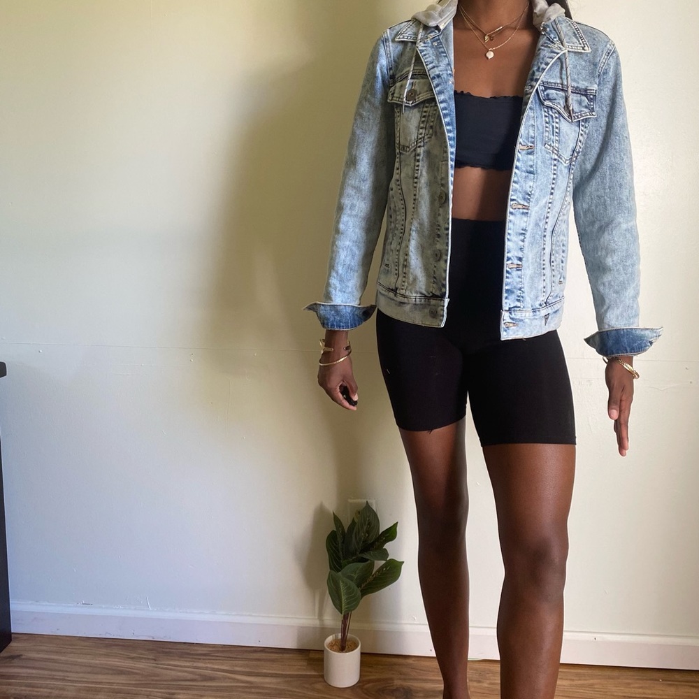 Guess Jean Jacket 👖
Unisex Jacket 
Brand: GUESS Los Angeles 
Size: S